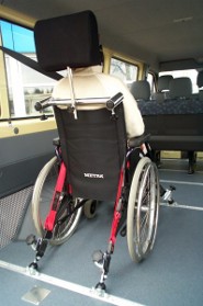 Appui-tête amovible universel pour fauteuil roulant dans un véhicule TPMR